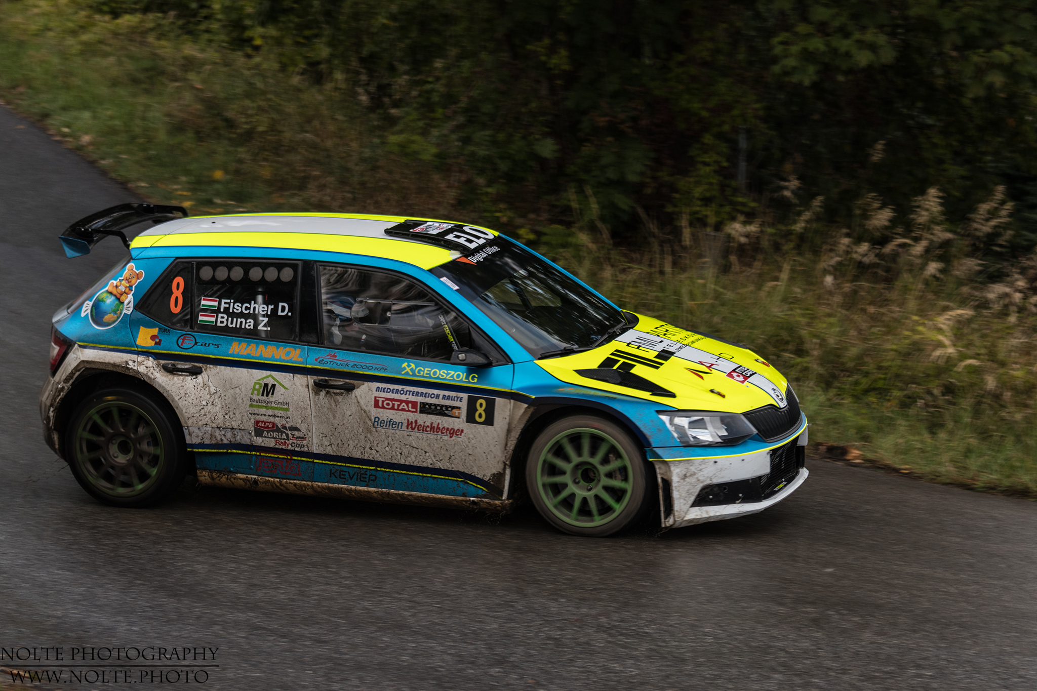 Man sieht die Rallye auf dem Auto...