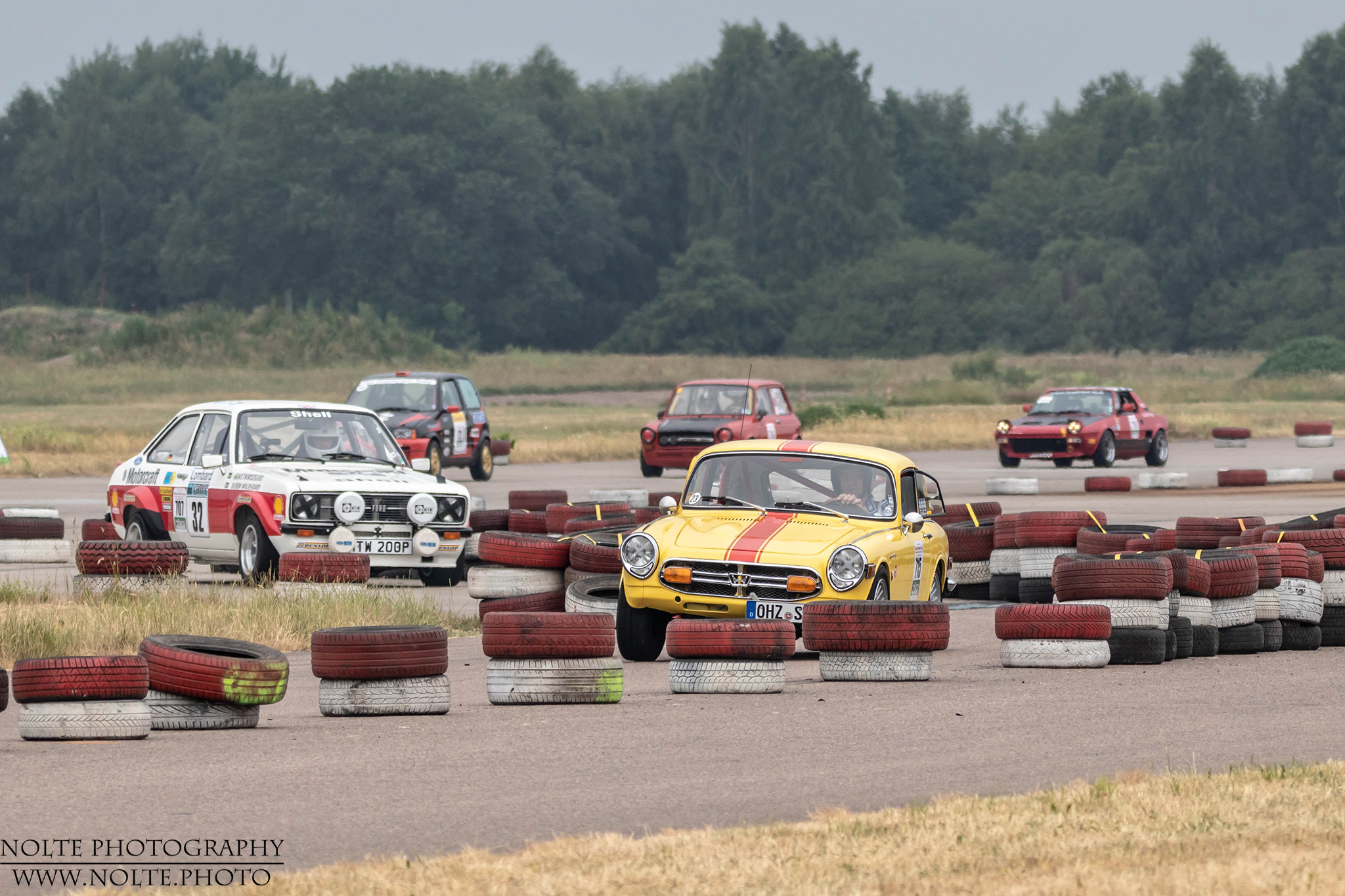 Fahrzeugrennen auf dem Flugplatz "Hungriger Wolf"