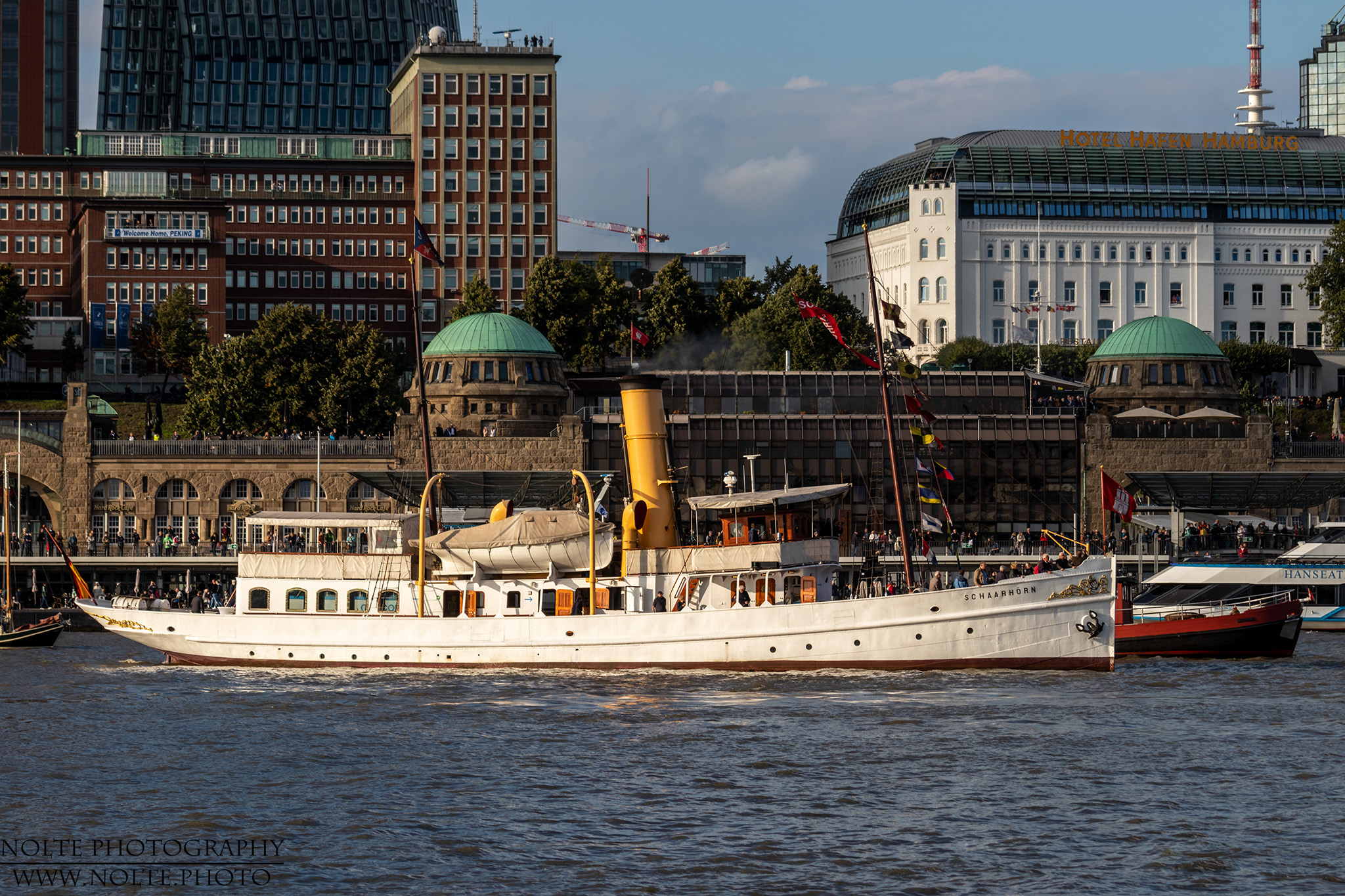 Dampfschiff Schaarhörn vor den Hamburger Landungsbrücken