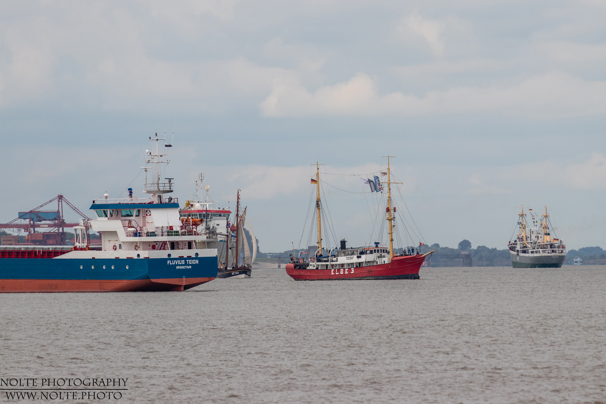Feuerlöschboot Elbe 3 auf der Elbe kit anderen Schiffen