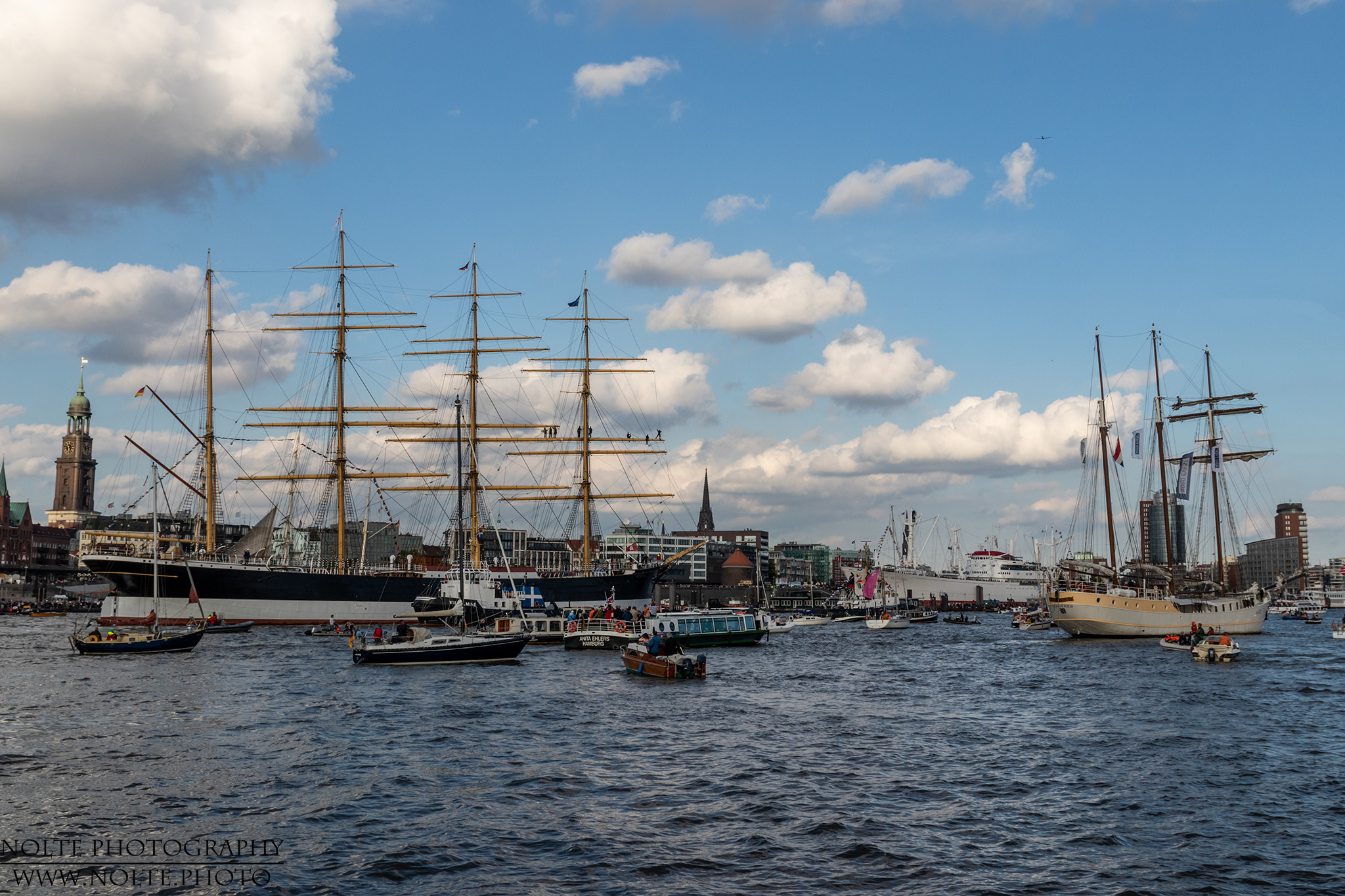 Die Peking passiert die CAP San Diego