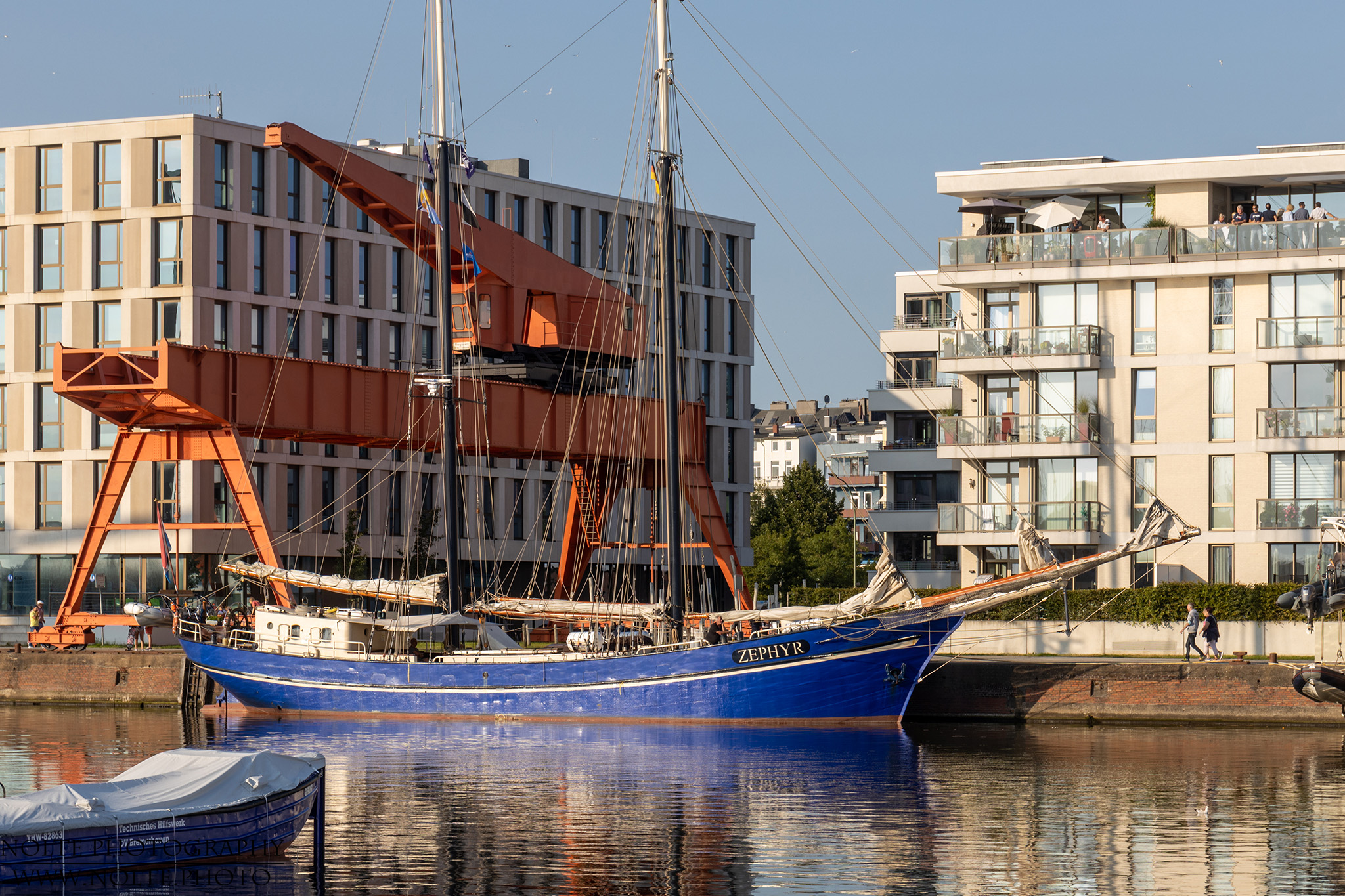 Zephyr vor einem historischen Verladekran in Bremerhaven
