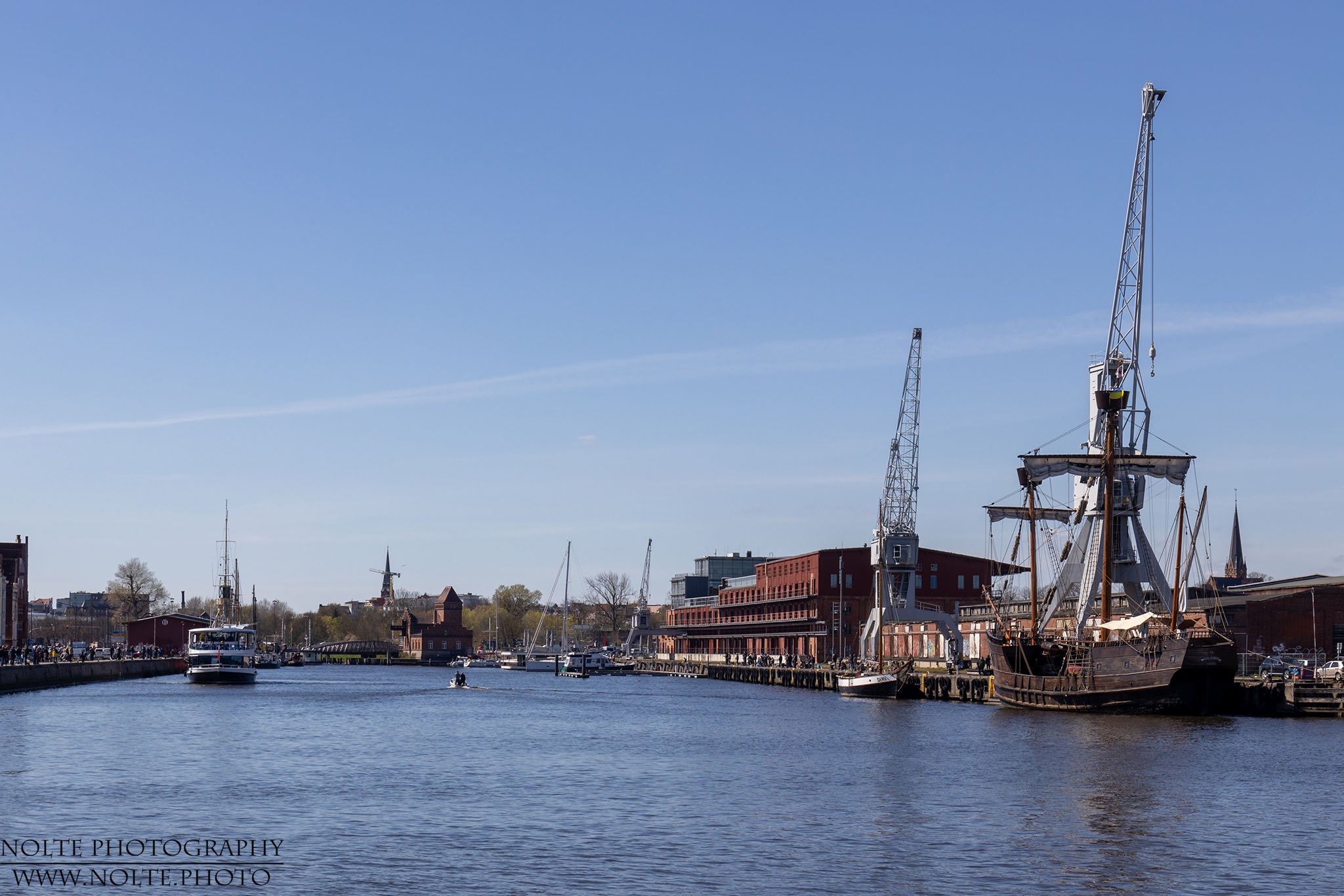 Blick auf Trave und Museumshafen mit der Lisa von Lübeck im Vordergrund