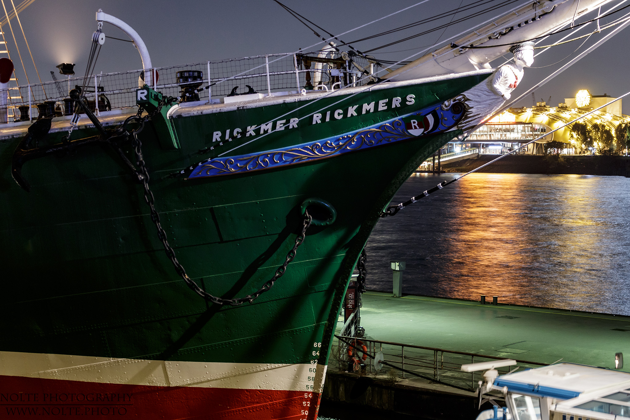 Bug der Rickmer Rickmers im Hamburger Hafen