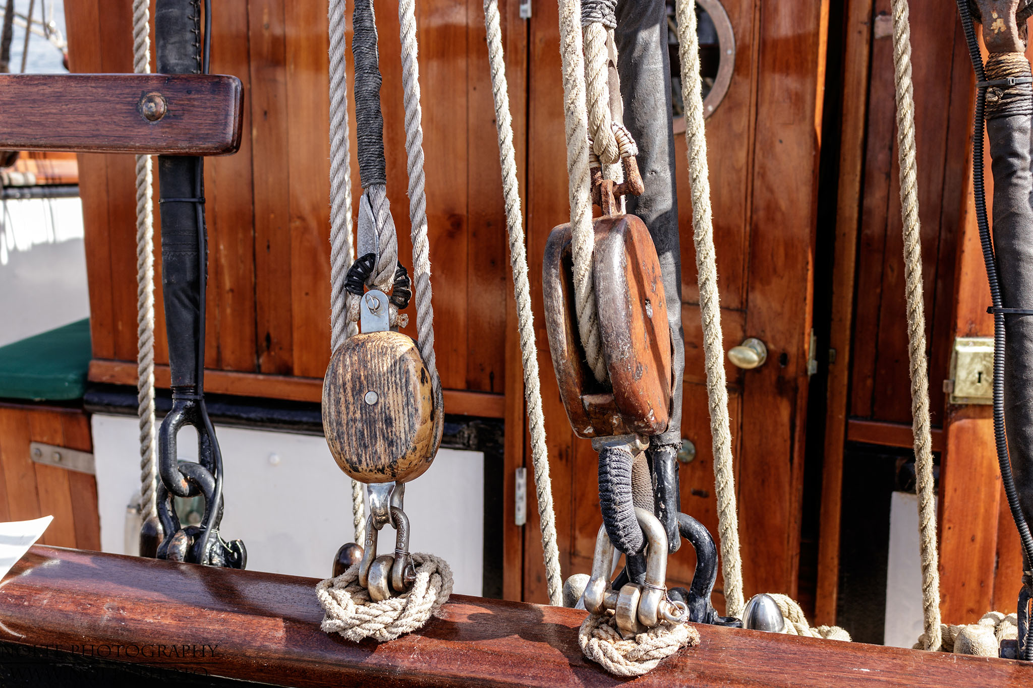 Takelage eines Segelschiffes an der Reling